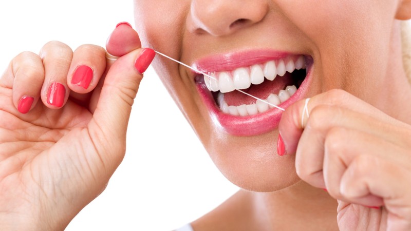 La importancia de usar correctamente el hilo dental para tu salud bucal